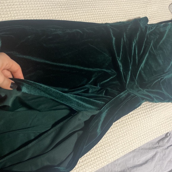 Velvet green drees - Picture 2 of 3